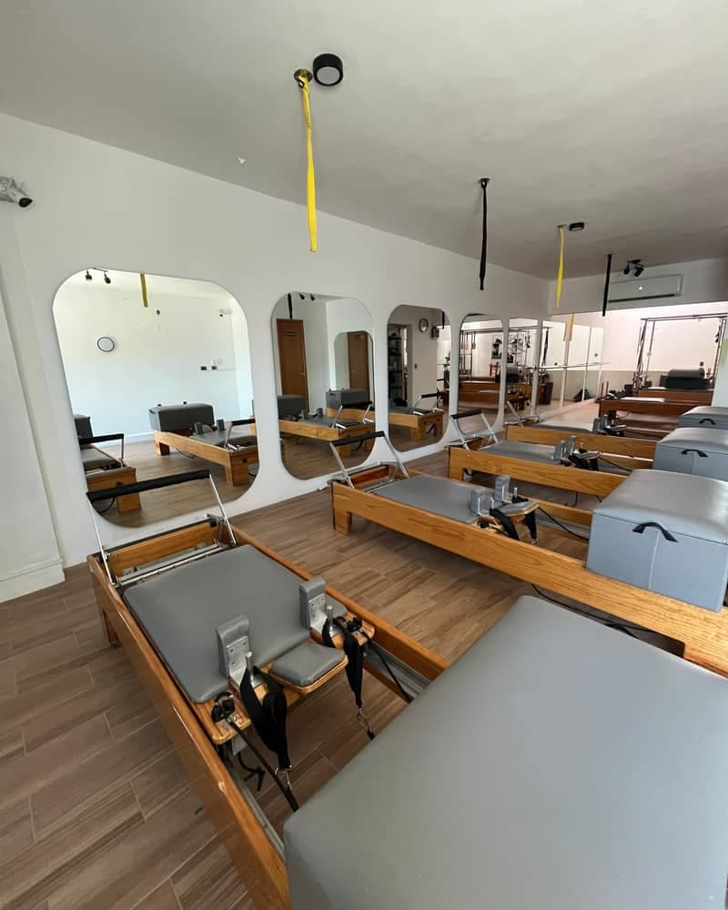 Sala del estudio con los reformers preparados frente a los espejos